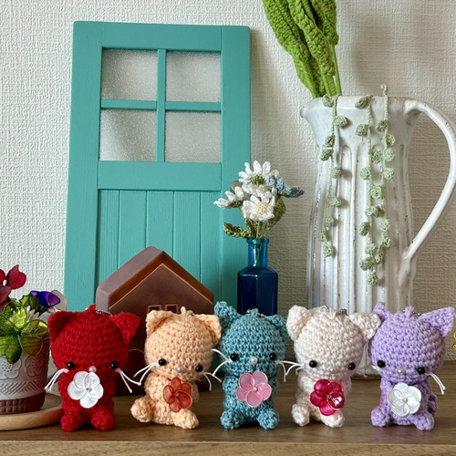 あみぐるみ お花を持つ ねこのはなちゃん 〘ホワイト〙 ボールチェーン