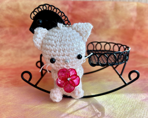 あみぐるみ お花を持つ ねこのはなちゃん 〘ホワイト〙 ボールチェーン