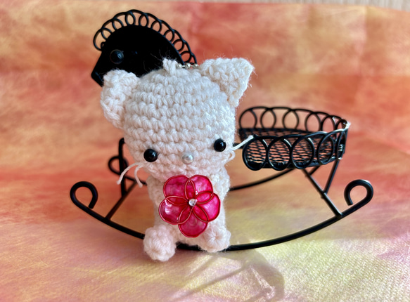 あみぐるみ お花を持つ ねこのはなちゃん 〘ホワイト〙 ボールチェーン