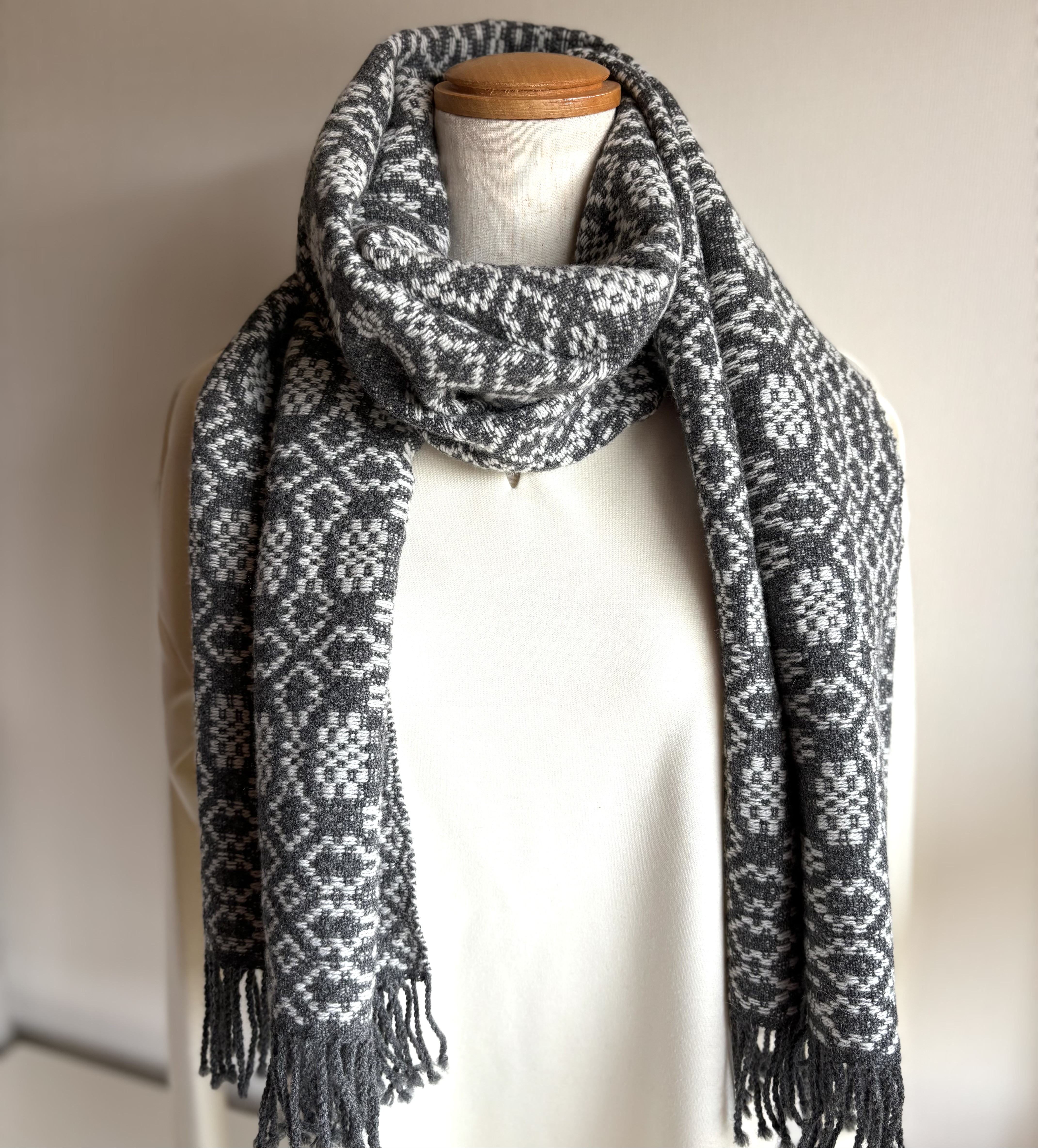 『手織りのマフラー』タスマニアウールのあったかマフラー＜グレーのマフラー＞