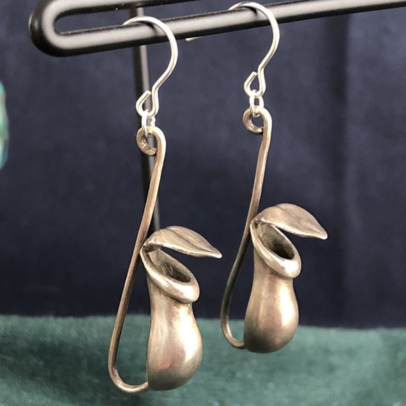 ウツボカズラピアス【銀（Silver925）】両耳用 食虫植物 ピアス