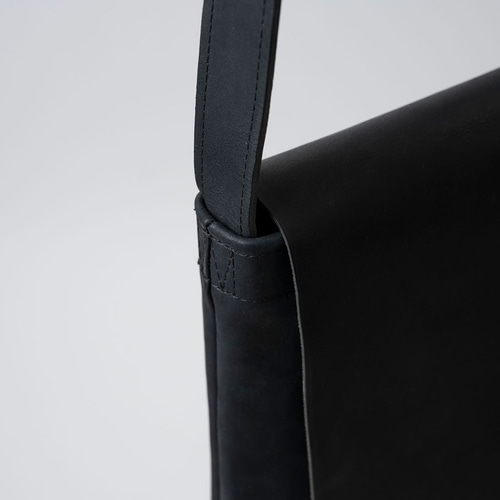 再入荷】レザーショルダーバッグ black ＜S＞フタつき