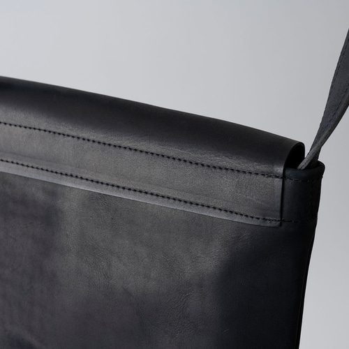 再入荷】レザーショルダーバッグ black ＜S＞フタつき
