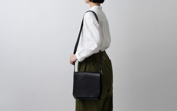 BOSS レザー ショルダーバッグ 保存袋付き 再入荷】レザーショルダーバッグ black ＜S＞フタつき