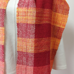 手紡ぎ手織りのマフラー　オレンジ・赤・ピンク・アイボリーの大きなチェック 6枚目の画像