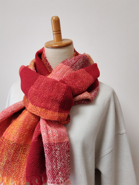 手紡ぎ手織りのマフラー　オレンジ・赤・ピンク・アイボリーの大きなチェック 4枚目の画像