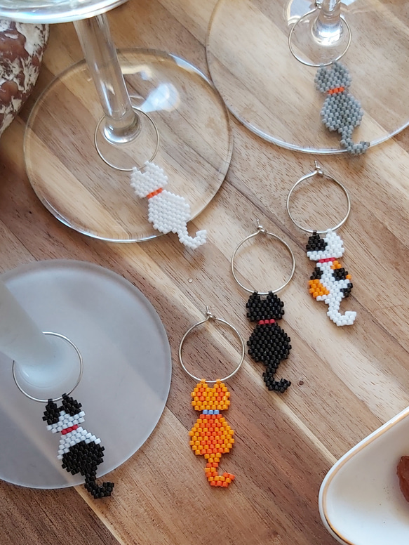 猫のシルエットのワインチャーム、5cm、ミユキデリカビーズ6個セット