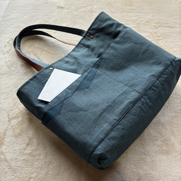 アンティーク大島紬のトートバッグ　リバーシブル　青割り込み絣　A4ファイルがらくらく　ギフトに　着物リメイク 5枚目の画像