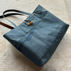 アンティーク大島紬のトートバッグ　リバーシブル　青割り込み絣　A4ファイルがらくらく　ギフトに　着物リメイク 4枚目の画像