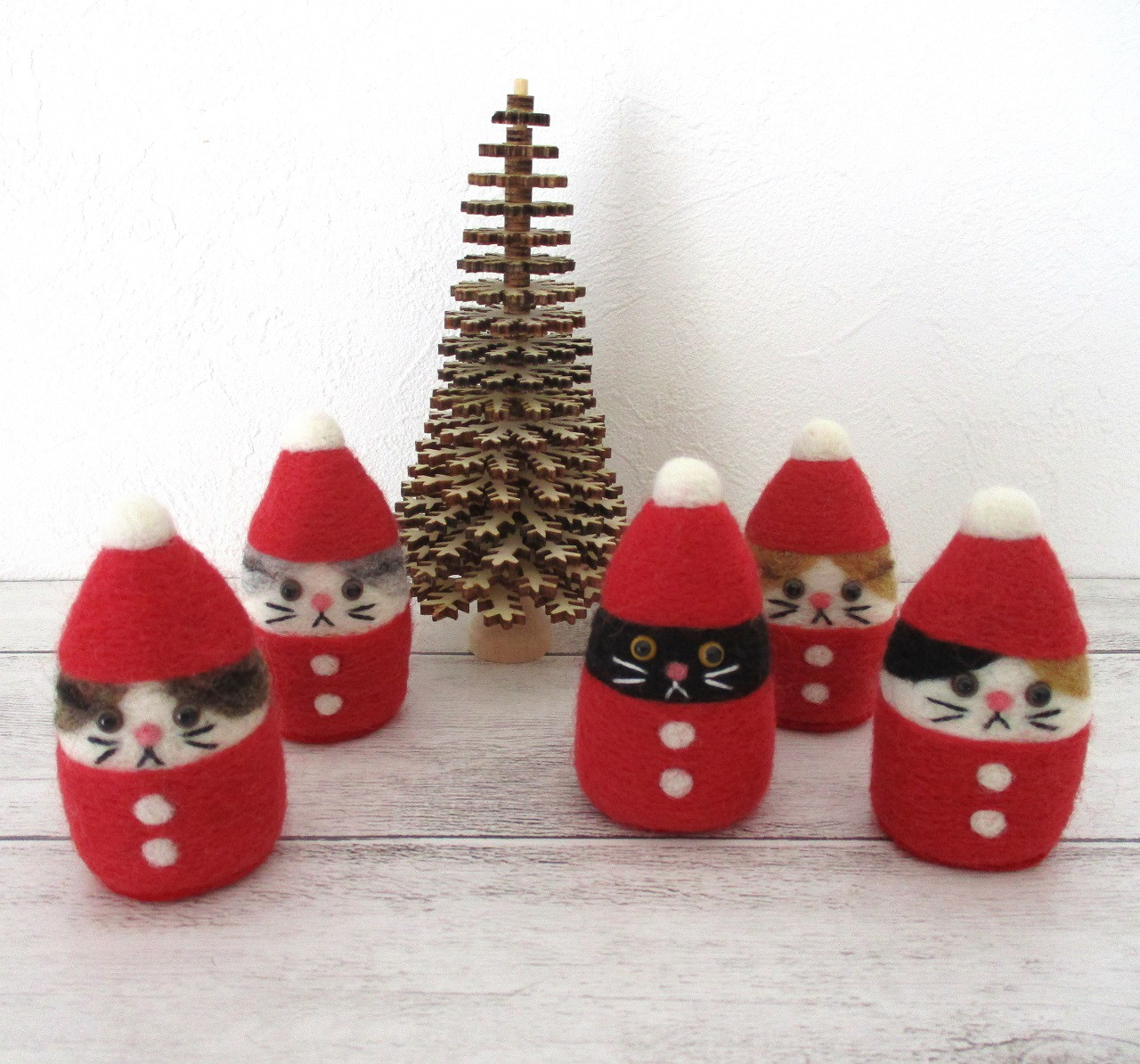 羊毛フェルト★猫　クリスマス　サンタクロース 羊毛フェルト ニャンタクロース（猫サンタ） 羊毛フェルト はる 通販