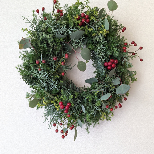 針葉樹と赤い実のクリスマスリース 針葉樹と赤い実のクリスマスリース
