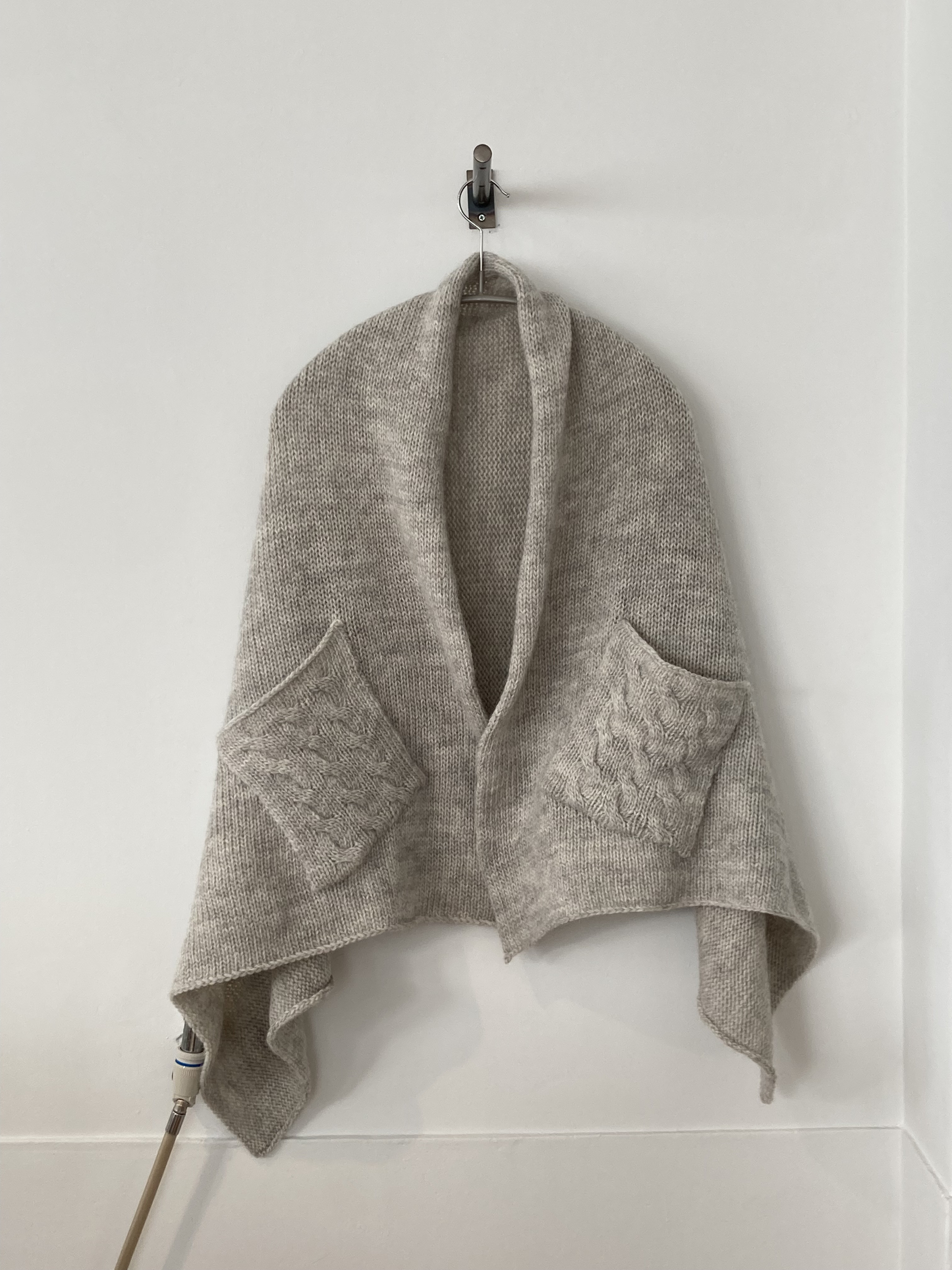 手編み機による Lora Alpaca Shawl