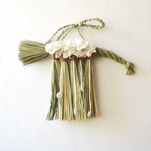 new year：白い紫陽花と胡桃のふんわり伊勢〆飾り/お正月飾り しめ縄