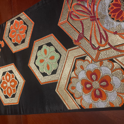 2357豪華な刺繍の袋帯リメイク 正絹テーブルランナー お正月に