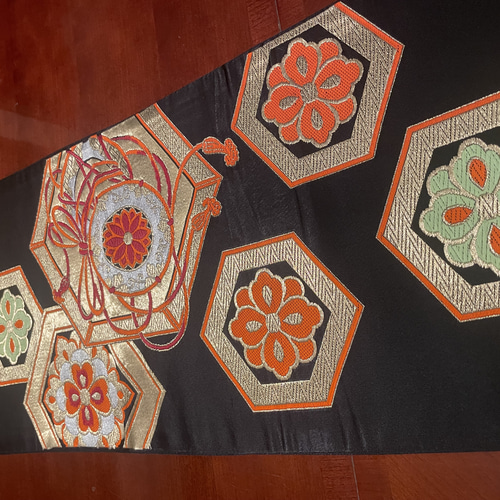 2357豪華な刺繍の袋帯リメイク 正絹テーブルランナー お正月に