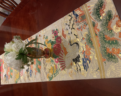 2464花嫁さんを飾った丸帯リメイク　タッセル付き正絹テーブルランナー　お正月 2538花嫁衣装の丸帯リメイク！豪華刺繍のタッセル付き正絹