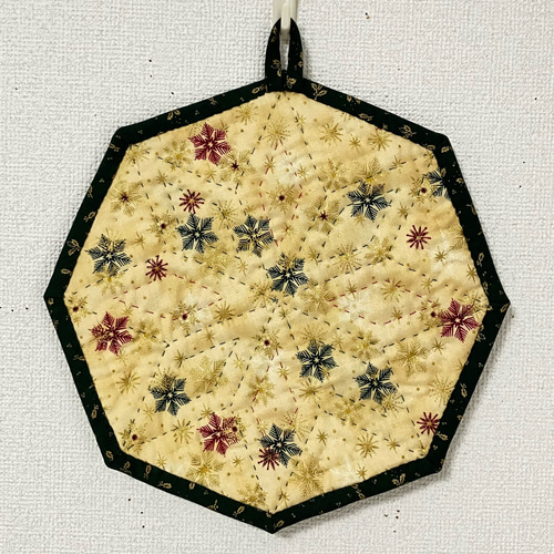 ハンドメイドパッチワークキルトの大人ぽいクリスマスタペストリー Amazon.co.jp: パッチワークタペストリー パッチワークキルト