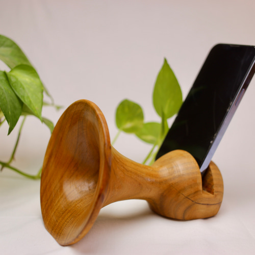 キャンプに】山桜 ノスタルジックな音響く職人手作り無垢材スマホ