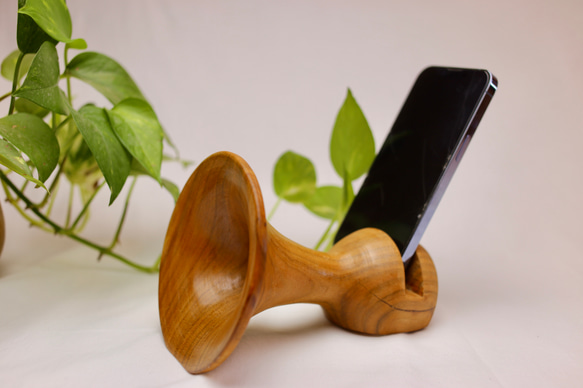 キャンプに】山桜 ノスタルジックな音響く職人手作り無垢材スマホ