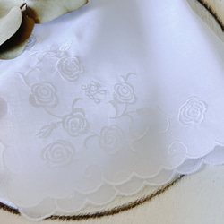 ハンカチ　結婚式　白　花刺繍　ストーン　ブライダルハンカチ　ウェディング　新郎新婦　プレゼント 2枚目の画像