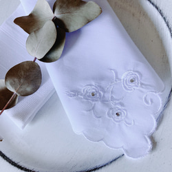 ハンカチ　結婚式　白　花刺繍　ストーン　ブライダルハンカチ　ウェディング　新郎新婦　プレゼント 1枚目の画像