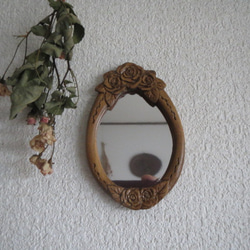 ドールハウス用★木彫りの壁掛け鏡．薔薇模様★材質・榀の木サイズ約110ⅹ70ⅹ5㎜ 1枚目の画像