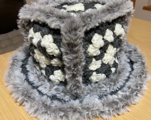 オーダー【ボンネットハット】ニット帽 ハンドメイド 毛糸 帽子 個性的 ファー かぎ針編み】seriaの毛糸でファーバケットハット編みました