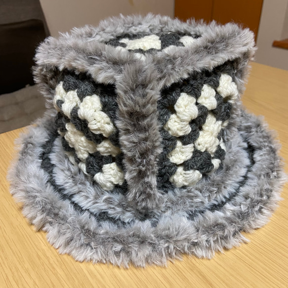 高見え♡モチーフ×ファーのバケットハット　ふわふわ　かぎ針編み　ハンドメイド　crochet knit hat 1枚目の画像