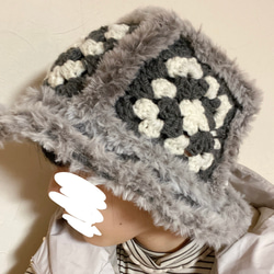 高見え♡モチーフ×ファーのバケットハット　ふわふわ　かぎ針編み　ハンドメイド　crochet knit hat 4枚目の画像