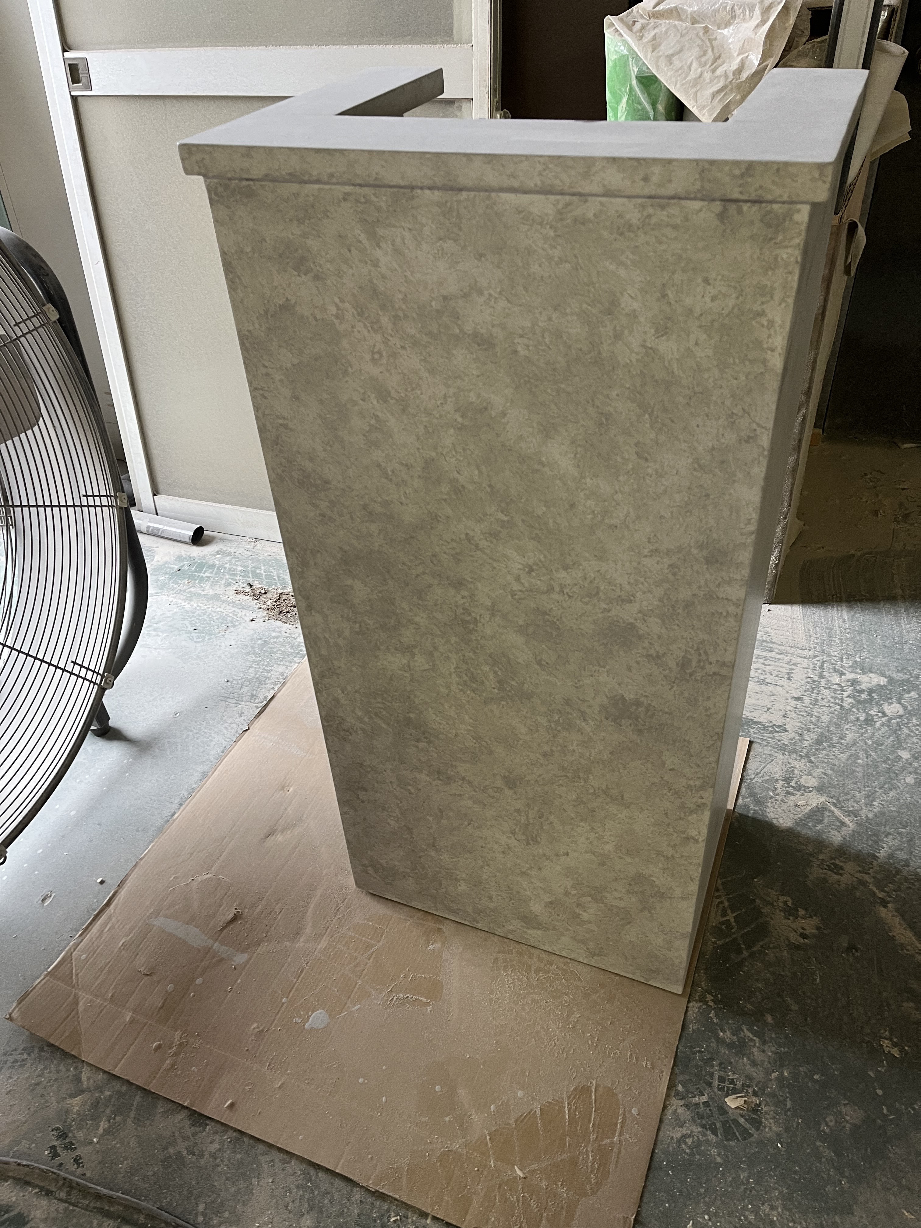 石っぽいカウンター　レジカウンター