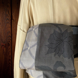 花唐草 灰色 正絹紬とグレージュ編み目模様紬でお仕立ていたしました大人の半幅帯です． 2枚目の画像