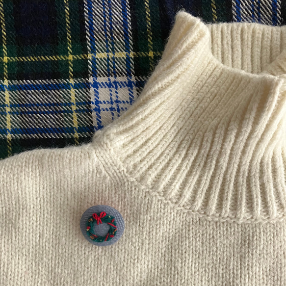 クリスマスリース-5_刺繍ブローチ_ダンガリー 2枚目の画像