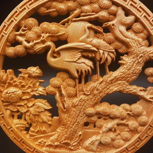 松鶴延年 14.5cm（鶴・松・牡丹)・台座付き 参次元両面彫刻 透かし彫