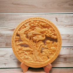 精巧な木製円形彫刻 松鶴延年 14.5cm（鶴・松・牡丹)・台座付き 参次元両面彫刻 透かし彫
