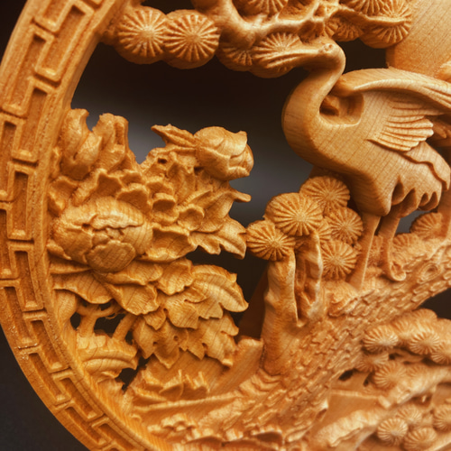 松鶴延年 14.5cm（鶴・松・牡丹)・台座付き 参次元両面彫刻 透かし彫