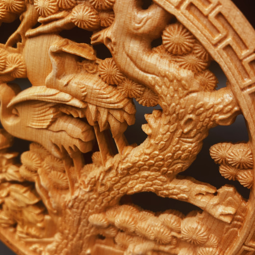 松鶴延年 14.5cm（鶴・松・牡丹)・台座付き 参次元両面彫刻 透かし彫