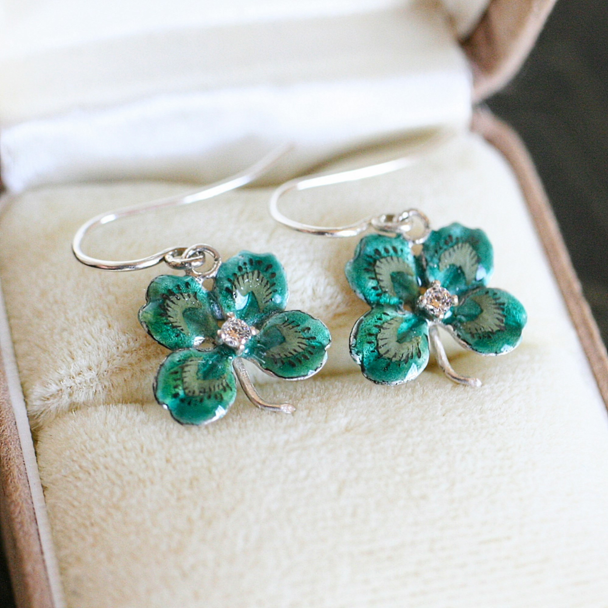 四つ葉のクローバーエナメルピアス【1点限定】