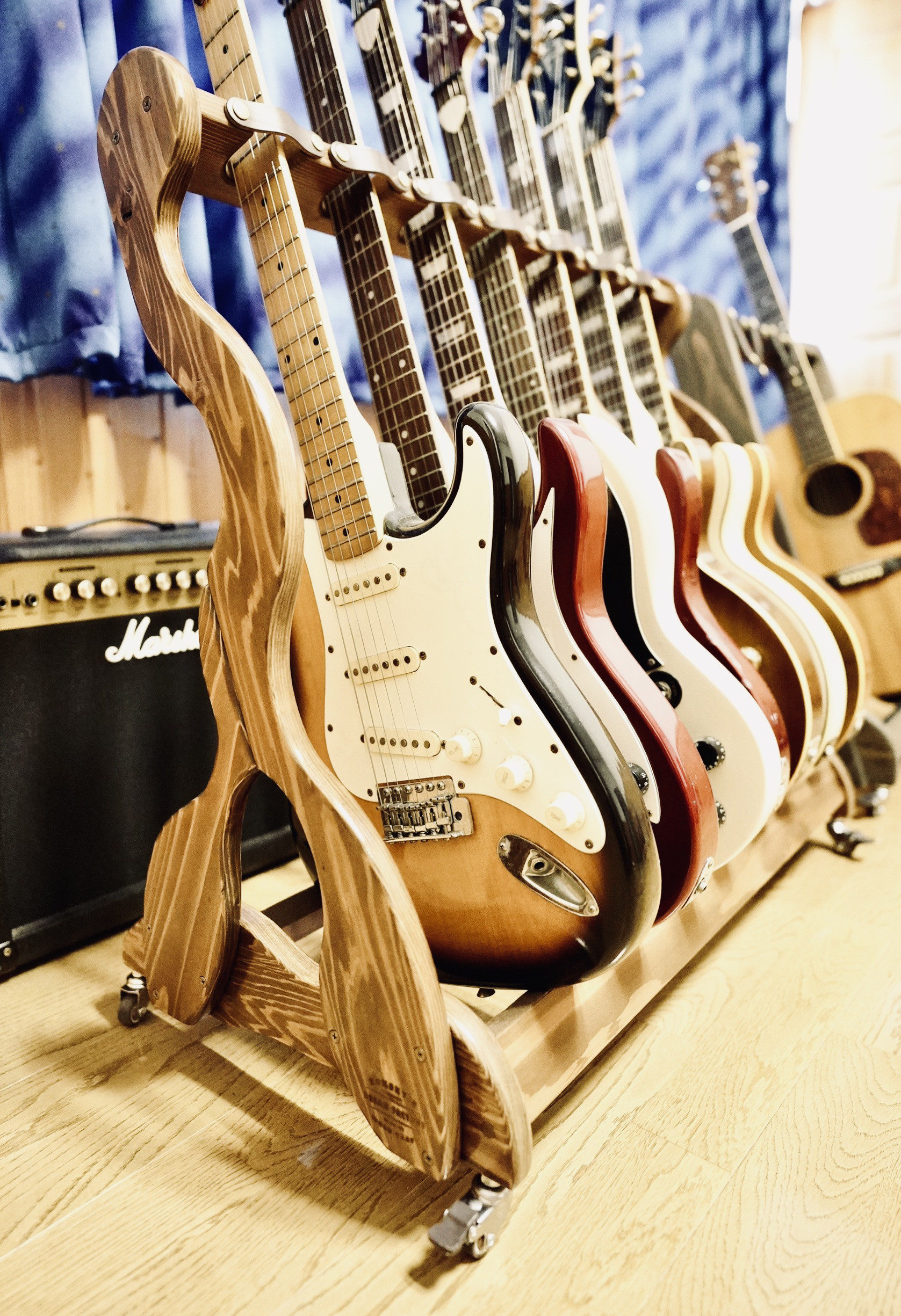 【限定１台】手作り木工　木製ギタースタンド キャスター、転倒防止本革ベルト付き