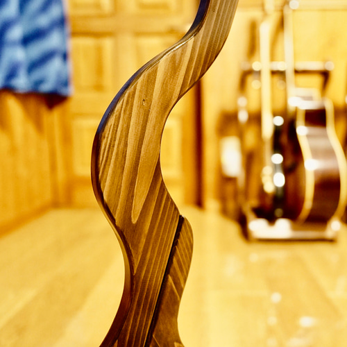 24時間以内に発送】手作り木工 木製ギタースタンド （ニス仕上げ