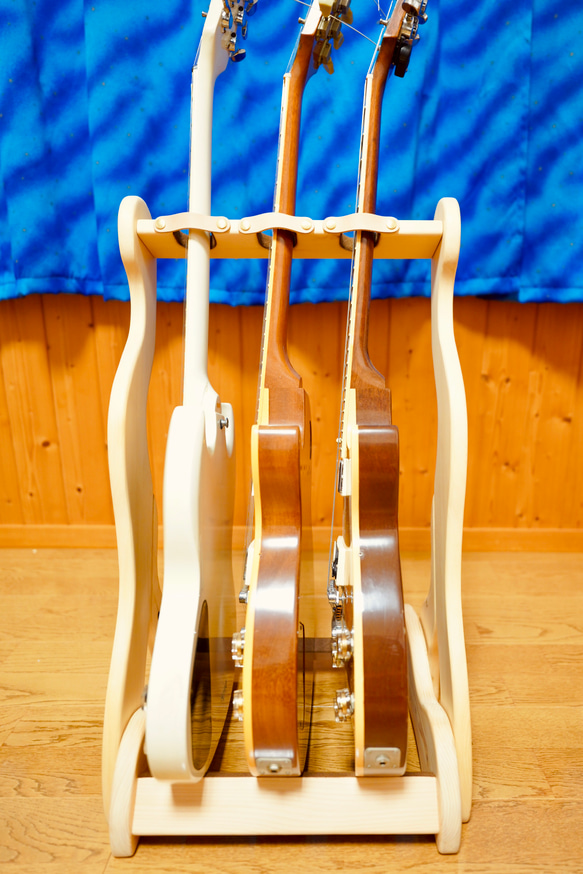 【オーダー品】手作り木工　木製ギタースタンド （ナチュラル） 転倒防止本革ベルト付き 3枚目の画像
