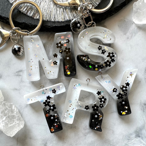 black flower❤︎レジンイニシャルキーホルダー キーホルダー yu- 通販