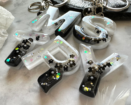 black flower❤︎レジンイニシャルキーホルダー キーホルダー yu black flower❤︎レジンイニシャルキーホルダー キーホルダー yu