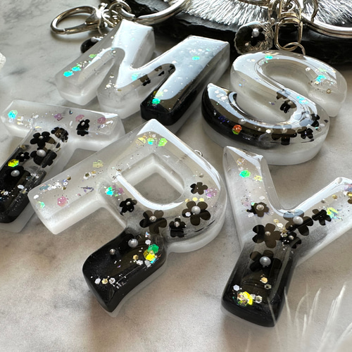 レジンイニシャルキーホルダー black flower❤︎レジンイニシャルキーホルダー キーホルダー yu