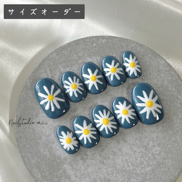 【オーダー】ネイルチップ　目玉　手書きフラワー　お花　ネイビー　ニュアンス韓国 オーダー】ネイルチップ 目玉 手書きフラワー お花 ネイビー