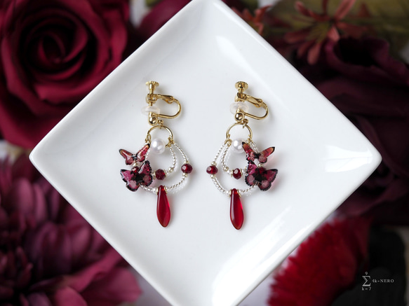 耳飾り 小粒ビーズの弧と赤蝶々〈 イヤリング , ピアス 〉 イヤリング