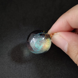 エメラルドグリーンの渦が輝く宇宙玉レジンの球体ネックレス 15枚目の画像