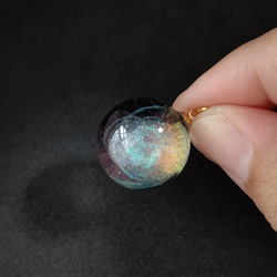 エメラルドグリーンの渦が輝く宇宙玉レジンの球体ネックレス 13枚目の画像