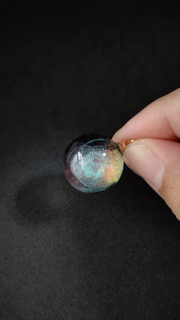 エメラルドグリーンの渦が輝く宇宙玉レジンの球体ネックレス 13枚目の画像