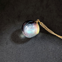 エメラルドグリーンの渦が輝く宇宙玉レジンの球体ネックレス 1枚目の画像