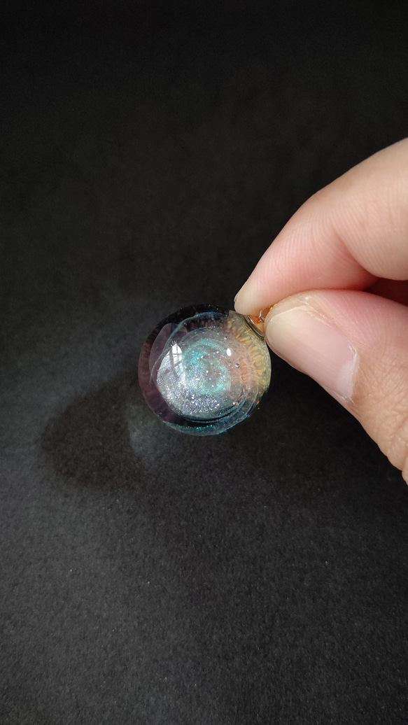 エメラルドグリーンの渦が輝く宇宙玉レジンの球体ネックレス 16枚目の画像